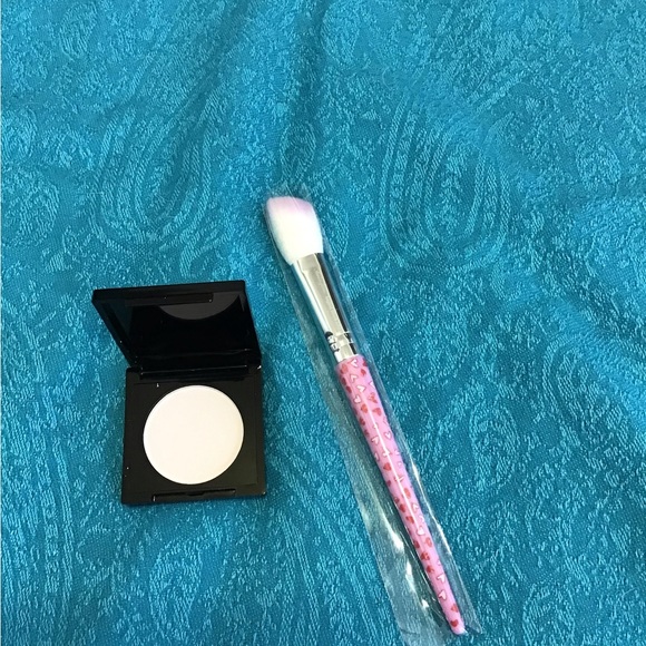 MO BEAUTY TRANSLUCENT FINISHING POWDER WITH BRUSH NEW ITEMS FACE - Picture 1 of 3
